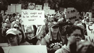 Cartaz em manifestação popular nos Estado Unidos: "Não deveríamos ficar mudos". Portanto, peço desculpas pelo mal que muitas pessoas nos EUA apoiam. Peço desculpas pelas coisas terríveis que foram feitas pelo nosso governo desde que ele apoiou a ditadura militar. Peço desculpas pelas coisas terríveis que continuamos a fazer ao meio ambiente. Saibam que existem milhões de pessoas como eu nos EUA. Comprometemo-nos a trabalhar com vocês e com os nossos vizinhos do norte e do sul. Os presidentes do Canadá, México e Brasil são uma inspiração. Adoro ouvir a presidenta Claudia Sheinbaum Pardo e o presidente Lula falarem em espanhol e português. Adoro ver vocês e outras grandes nações do mundo a construir pontes
