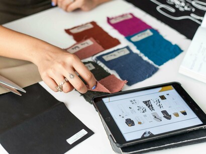 A pandemia acelerou o uso de tecidos com ação antibacteriana e antiviral. Tratados com nanopartículas de prata ou outros elementos naturais, esses tecidos inibem a proliferação de micro-organismos e aumentam a durabilidade das roupas. Eu me vi louca nesse período, e o quanto que gastei de água e produtos de limpeza não são mensuráveis