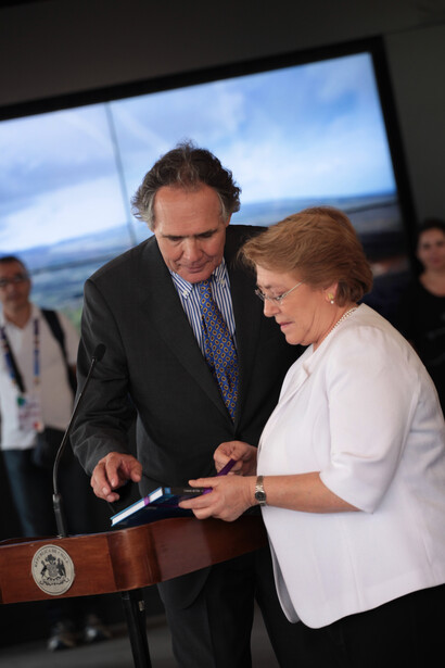 El empresario Lorenzo Constanz, comisionado por el gobierno chileno como responsable del pabellón de Chile, con la presidenta Michelle Bachelet