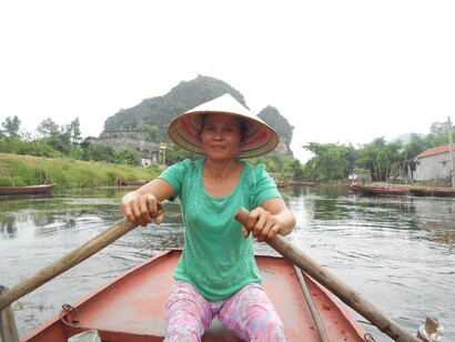 Vietnam. Mujer remando en Thung Nham