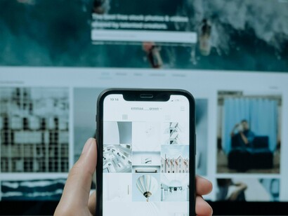 Pessoa trabalhando com celular e computador ao mesmo tempo. Estudos apontam que a insônia é cada vez mais comum em indivíduos que passam longas horas em frente a dispositivos eletrônicos, comprometendo a recuperação mental e física, fatores fundamentais para o funcionamento saudável do corpo humano