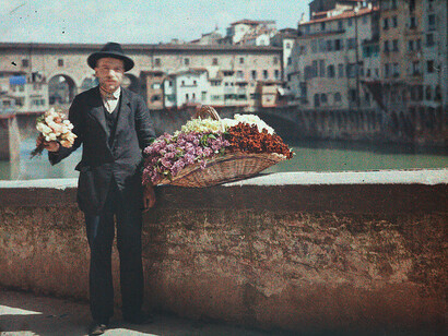 Anonymous, Flower seller in front of the Ponte Vecchio in Florence, Italy (detail), 1907-1930. Courtesy of the Albertina Museum
