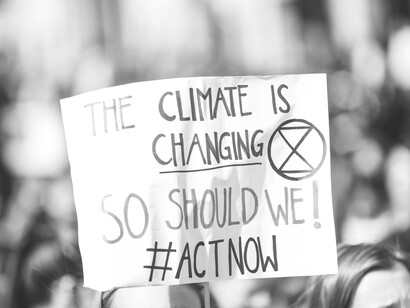 Pas de justice climatique sans justice économique, rappelle cette pancarte brandie par des manifestants engagés dans la lutte pour un monde plus juste