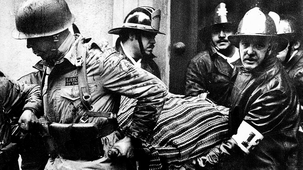 Paramédicos del Ejército de Chile cargan un cuerpo durante el Golpe de Estado en 1973
