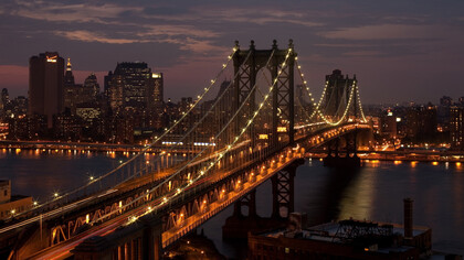 El puente de Brooklyn al anochecer, NY, EE. UU.