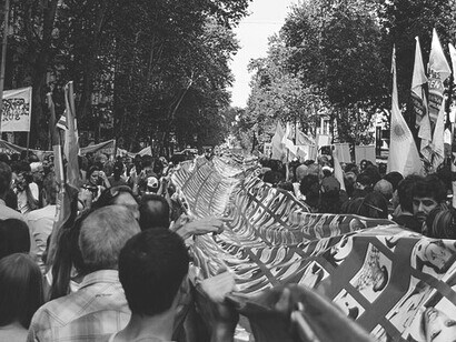 Drapeau avec des photos des disparus pendant la dernière dictature militaire en Argentine lors d'une marche en commémoration de la dictature, 24 mars 2016