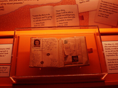 Reproducción del diario de Ana Frank expuesto en el Museo de los Niños de Indianápolis, Indiana, Estados Unidos
