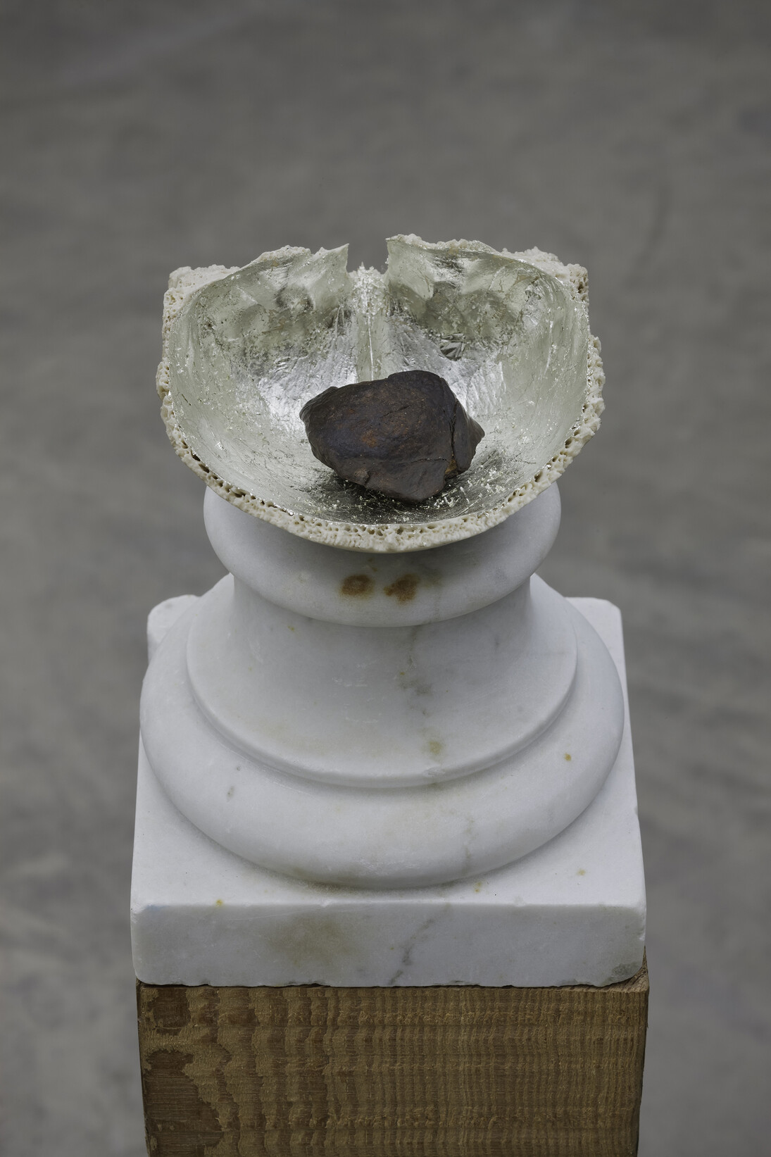 Dorothy Cross, Telescope, 2014, human skull, white gold leaf, meteorite, marble, pitch pine, telescope
floor based element: 121 x 14 x 14 cm, telescope element: 80 x 5 x 5 cm, hung directly above, to a height of 170 cm off the ground, floor based element 47.6 x 5.5 x 5.5 cm, courtesy of the artist and Kerlin Gallery, Dublin