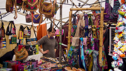 Puesto de artículos artesanales en una feria hippie