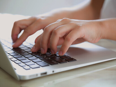 Cada vez que usamos una aplicación o navegamos por un sitio web, dejamos un rastro de datos personales que las plataformas almacenan y analizan sin que lo notemos