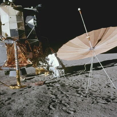 Pit Conrad ai piedi del LM. A fianco l’antenna per comunicazioni ad alto Guadagno S-Band, 16 novembre 1969 (Credit NASA)