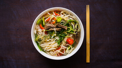 El phở es un plato tradicional vietnamita basado en lo que se denomina genéricamente una sopa de fideos