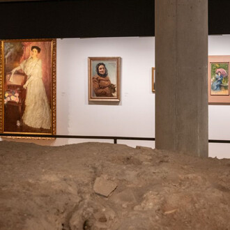 El aura de una saga moderna: Ignacio, José y Marisa Pinazo, vista de exhibición. Cortesía de IVAM