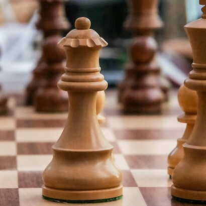 Um dos eixos centrais da atualidade de Maquiavel é sua compreensão da natureza humana. Ele sustenta que os indivíduos são movidos por interesses, paixões e conveniências, e que essas forças tendem a prevalecer sobre a moral abstrata