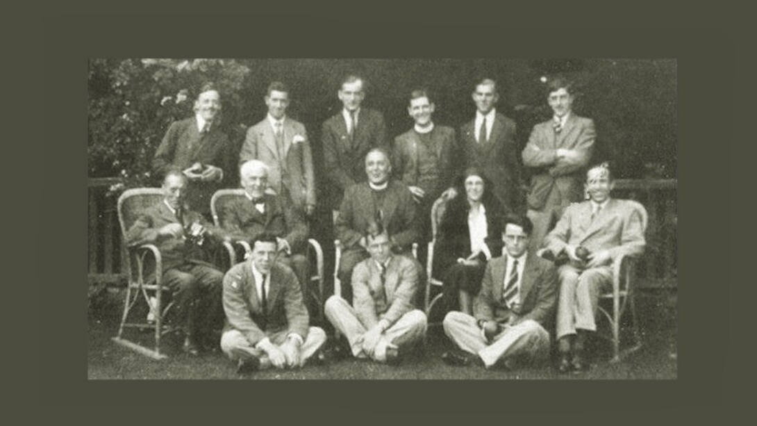 Foto del 1930 che ritrae il gruppo "Writers and Readers Group", con base a Londra. L'immagine possibilmente ritrae anche Calder-Marshall che faceva parte del gruppo di scrittori insieme a Randall Swingler, Tom Wintringham, Sylvia Townsend Warner, Mulk Raj Anand, Maurice Richardson e Rose Macaulay