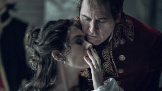 Napoleon, il kolossal. Un ritratto intimo e sentimentale del leggendario soldato, generale, console, imperatore, (interpretato dal premio Oscar Joaquin Phoenix per "Joker"). Non il conquistatore d'Europa che ha affascinato politici, filosofi e artisti, ma un semplice individuo succube della donna che ama, Josephine de Beauharnais (Vanessa Kirby) nonostante lei lo tradisca