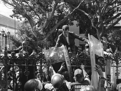 Guaidó intenta entrar en el edificio de la Asamblea Nacional a pesar de ser impedido por las fuerzas policiacas en enero de 2020