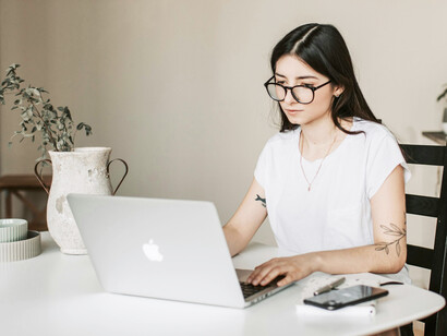 Mujer usando su computadora para leer las noticias. Costa Rica ha sido calificada como uno de los países donde más se ha afectado la libertad de prensa