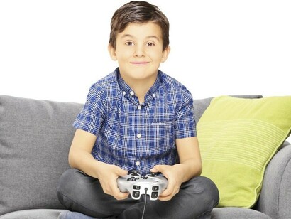 Un niño jugando a un videojuego