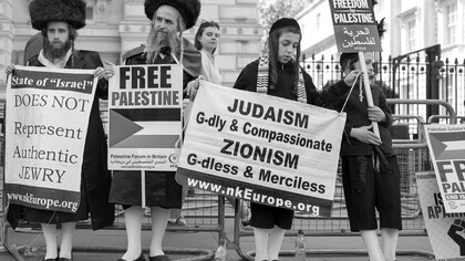 Judeus ortodoxos em frente à Downing Street protestando em solidariedade à Palestina. Torna-se impensável pensar que enquanto o Nazismo foi a grande incarnação do mal no século XX, o Sionismo é a grande incarnação do mal no século XXI. Torna-se impensável que as grandes vítimas se tenham transformado, no tempo exacto de um século, nos grandes agressores. Torna-se impensável pensar que, tal como não teve êxito a solução final contra eles por parte dos Nazis, também eles não terão êxito na solução final que pretendem infligir ao povo palestiniano. E como tudo isto é impensável, é melhor mudar de canal e voltar às redes sociais ou comentar o trágico-cómico entretenimento das zangas entre dois gorilas, Donald Trump e Elon Musk (sem ofensa aos gorilas)