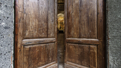 Capranica (Viterbo), Chiesa di San Terenziano, particolare del portone ligneo, foto Omar Kheyraoui