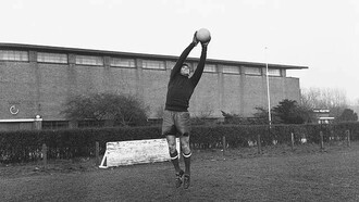 Il portiere Lev Yashin durante un allenamento per la partita contro il Feyenoord, 1960