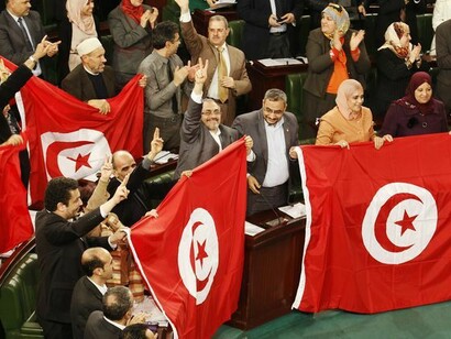 Tunisie. Les parlementaires tunisiens fêtent l'adoption de la nouvelle Constitution, le 26 janvier 2014, à Tunis