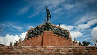 Figura de Viltipoco en el Monumento a los Héroes de la Independencia. Humahuaca, Jujuy, Argentina