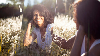 Réflexion sincère: le véritable bien-être commence en acceptant son reflet