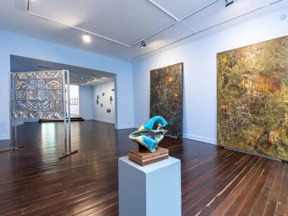 Varios artistas, Lemuria, creando el cielo en la tierra, vista de exhibición. Cortesía de Galería Casas Riegner 