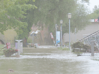 Alluvione. Quello che si è abbattuto sulla Toscana la notte tra il 2 e il 3 novembre facendo danni e vittime è definito dai meteorologi un temporale "V-shaped", cioè a forma di V, perché si è originato da correnti calde e fredde confluite nello stesso momento in un cono di territorio, creando alluvioni con accumuli fino a 200mm di pioggia