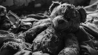 O barulho lá fora não para. Às vezes fica longe, às vezes parece que está bem em cima da minha cabeça. Quando fica perto demais, sinto um vento quente entrando pela fresta da madeira que cobre a entrada. Tem gosto de ferro, de fumaça, de coisa queimada. Eu fecho a boca e seguro a respiração, do jeito que faço quando me escondo em brincadeira, só que dessa vez não tem ninguém contando até dez