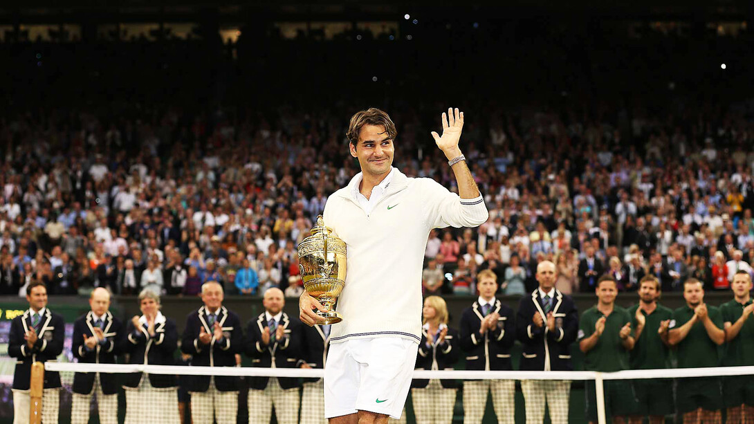 Roger Federer en la ceremonia de premiación luego de conquistar el torneo de Wimbledon