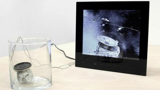 Pluie, 2010, Ecran vidéo, verre, pierre, haut-parleur, câble, audio, lecteur MP3 Installation environ 33 cm, Pièce unique Courtesy galerie cortex athletico