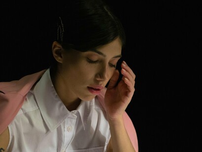 Mulher sobrecarregada de trabalho. Essa rotina intensa se transformou em exemplo. Quando a mãe não sabia descansar, transmitia — mesmo sem perceber — que parar é errado, que a mulher tem que ser multitarefas o tempo inteiro. Quando o pai não parava de trabalhar, mostrava que o valor de um homem estava apenas em sua produtividade. Esses pais amavam seus filhos, mas ensinavam que o afeto era demonstrado pelo sacrifício constante, não pelo equilíbrio. O resultado? Uma geração que associa autocuidado a egoísmo, que sente culpa ao pensar em pausas, e que acha que parar por alguns minutos é sinônimo de fracasso


