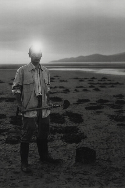 Stan Douglas, Worm digger, Courtesy the artist and David Zwirner, New York