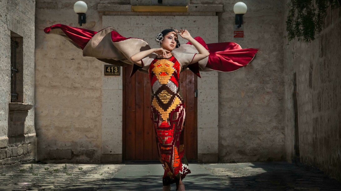 Nós somos mais que influência, somos afirmação de presença. Por décadas, a América Latina foi observada com uma lente estereotipada, como uma terra de cores fortes, gestos exagerados e elementos “exóticos” que serviam de inspiração para coleções temáticas e de verão. Lembro bem de ver coleções europeias que “homenageavam” o Brasil, a Colômbia ou o México com símbolos caricatos, sem nenhuma conexão real com os significados por trás daqueles elementos.  E por vezes o Brasil também fez isso para vender para gringo, geralmente peças de alto valor