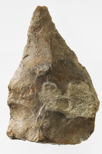 Il bifacciale è uno dei primi utensili realizzati dall’uomo, è prodotto in selce o in quarzo e serve da coltello. Il più antico rinvenuto in Svizzera risale a circa 130000 anni fa ed è probabilmente riferibile all’uomo di Neandertal.
Bifacciale. Selce. 100000 a. C. ca. Schlieren. Canton Zurigo. © Museo nazionale svizzero