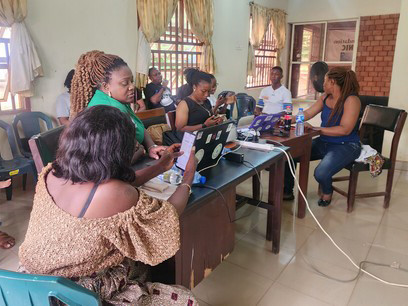 Traducir es más que cambiar una palabra por otra en un proceso de sustitución secuencial desde el inicio al fin de un texto. Entrenamiento físico de participantes en la traducción de artículos en igbo en Awka, Nigeria