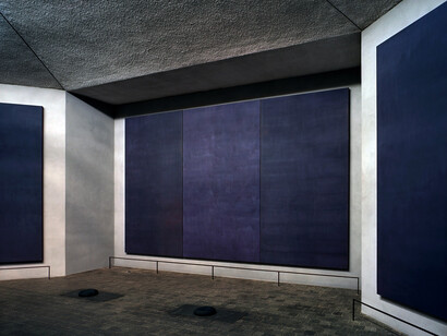 Tríptico dentro de la Capilla Rothko