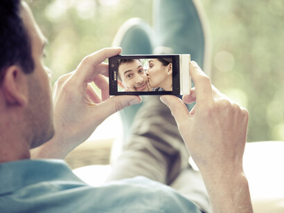 Viendo una foto de su pareja en el móvil