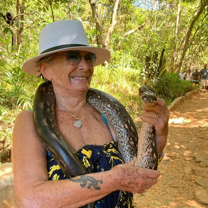 Cristina Mazzavillani Muti con Il serpente trovato in una foresta selvaggia del Madagascar