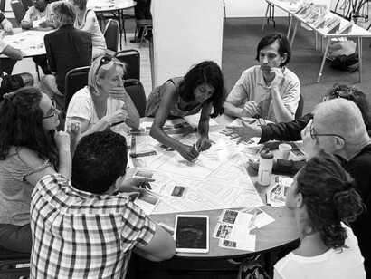 La priorización del bien común implica centrar el modelo de funcionamiento de la sociedad en diversas bases o pisos que aseguren la satisfacción de las necesidades fundamentales como ser humano y social de los ciudadanos