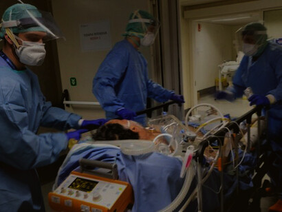 Trasporto di un paziente in terapia intensiva. Il lavoro incessante di virologi, ricercatori, medici, infermieri e tutto il personale ospedaliero, coinvolti in un corpo a corpo per contenere il virus 