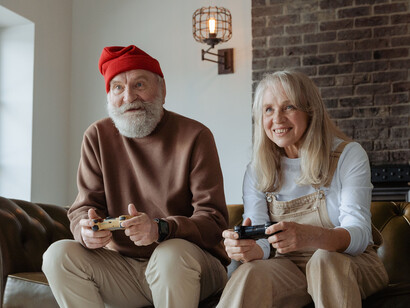 Amigos de infância se juntam para uma partida de video game em um sábado à tarde