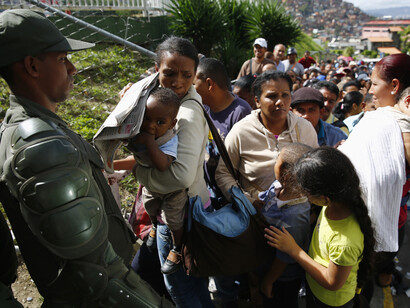 Venezuela. Las fuerzas del orden vigilan las colas ante los comercios para evitar incidentes