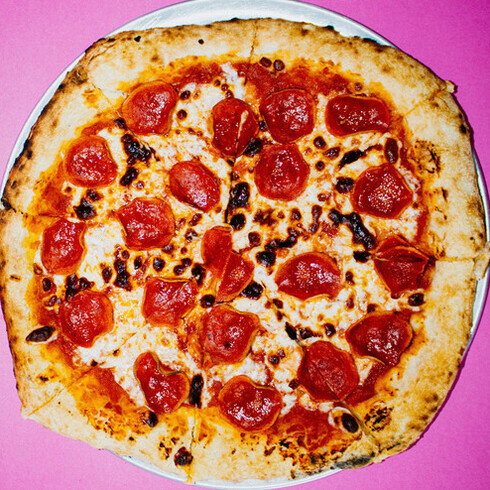 En la actualidad, la pizza es uno de los alimentos más consumidos del mundo y un pilar de la comida rápida global