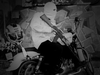 Sur la route de la violence, l'encapuchonné et sa scie sont les hérauts de la mort dans la guerre des clans