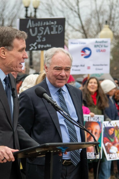 El senador Mark Warren en una protesta junto a trabajadores de la USAID, febrero de 2025, Estados Unidos
