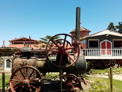 Isla Negra y un viejo locomobil que representa el tren "lastrero# que conducía su padre